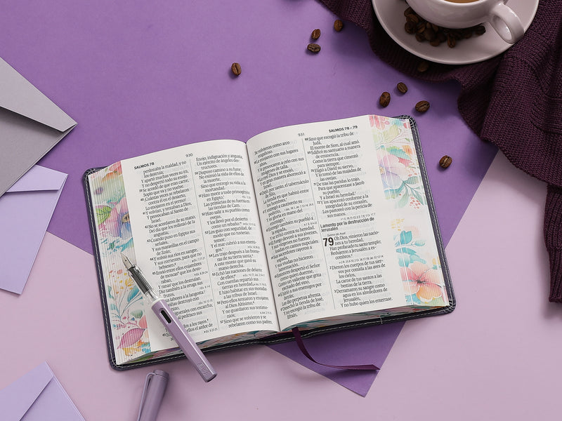 Cargue la imagen en el visor de la galería, Biblia RVR 1960, Tamaño portátil, Letra Grande, imitación piel morada con flores
