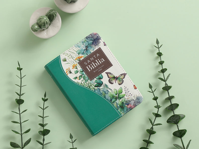 Cargue la imagen en el visor de la galería, Biblia de Bolsillo RVR 1960, imitación piel verde flores y mariposas
