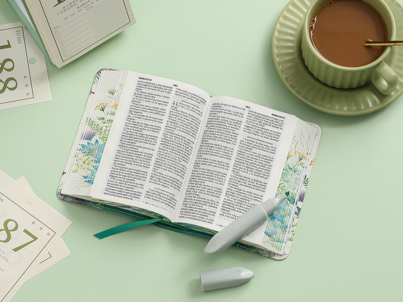 Cargue la imagen en el visor de la galería, Biblia de Bolsillo RVR 1960, imitación piel verde flores y mariposas
