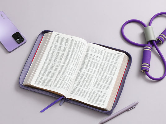 Biblia RVR 1960, Tamaño manual, Cierre zíper, Letra Grande, imitación piel bitono morada