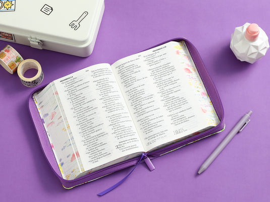 Biblia RVR 1960, Tamaño portátil, Cierre zíper, Letra Grande, imitación piel morada primaveral