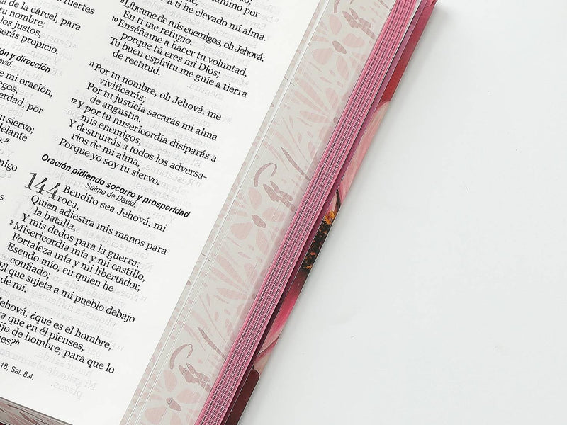 Cargue la imagen en el visor de la galería, Biblia RVR 1960, Tamaño Manual, Letra Grande, tapa dura con elástico rosa flor
