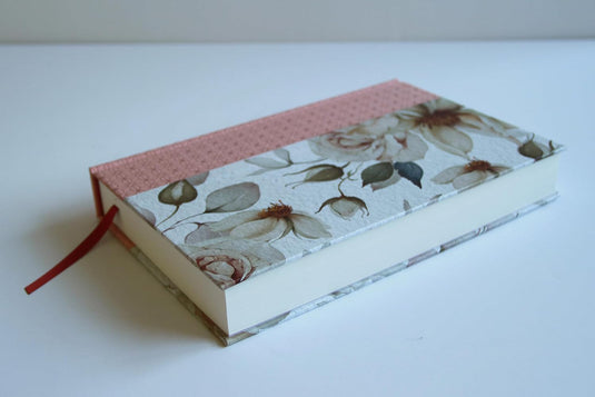 Biblia Católica, Letra Grande, Tapa dura/tela rosada con flores