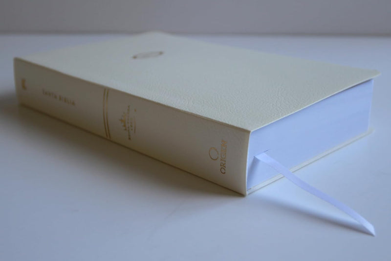 Cargue la imagen en el visor de la galería, Biblia RVR 1960 para regalos y premios, imitación piel blanca
