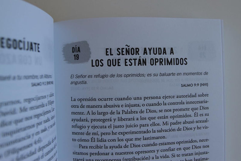Cargue la imagen en el visor de la galería, Devocionales diarios de los salmos: 365 reflexiones para todos los días
