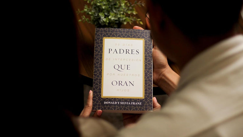 Cargue la imagen en el visor de la galería, Padres que oran: 30 días de intercesión por nuestros hijos
