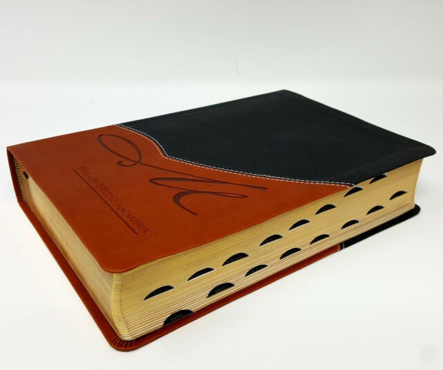 Cargue la imagen en el visor de la galería, Biblia de Estudio MacArthur RVR 1960, con Índice, imitación piel café
