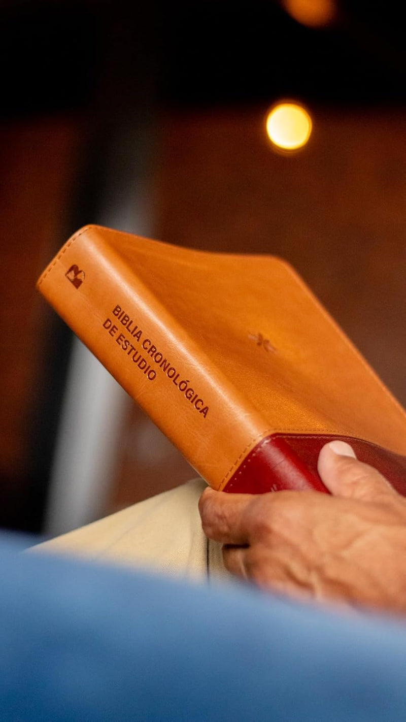 Cargue la imagen en el visor de la galería, Biblia Cronológica de Estudio NBLA, imitación piel tonos café
