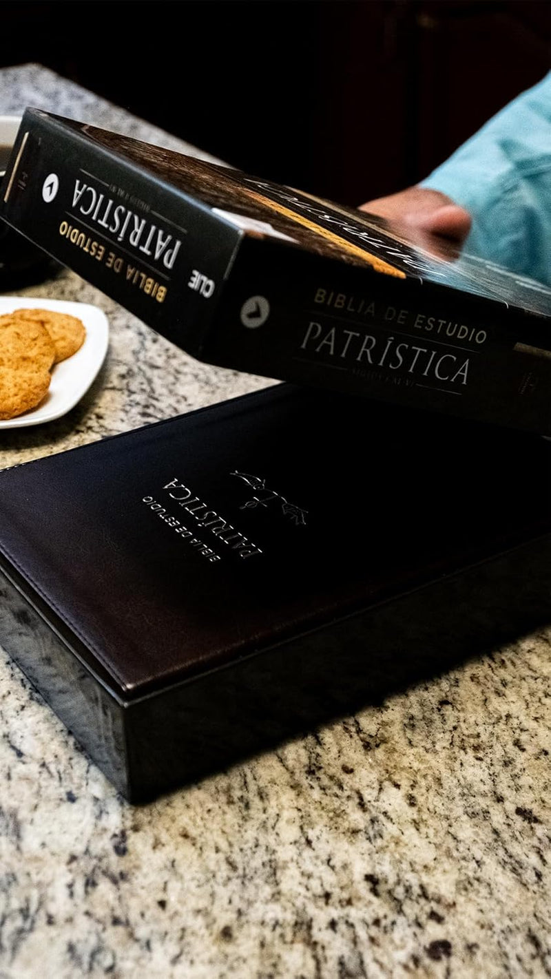 Cargue la imagen en el visor de la galería, Biblia de Estudio Patrística RVR, imitación piel marrón
