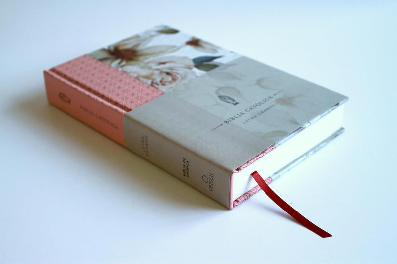 Cargue la imagen en el visor de la galería, Biblia Católica, Letra Grande, Tapa dura/tela rosada con flores
