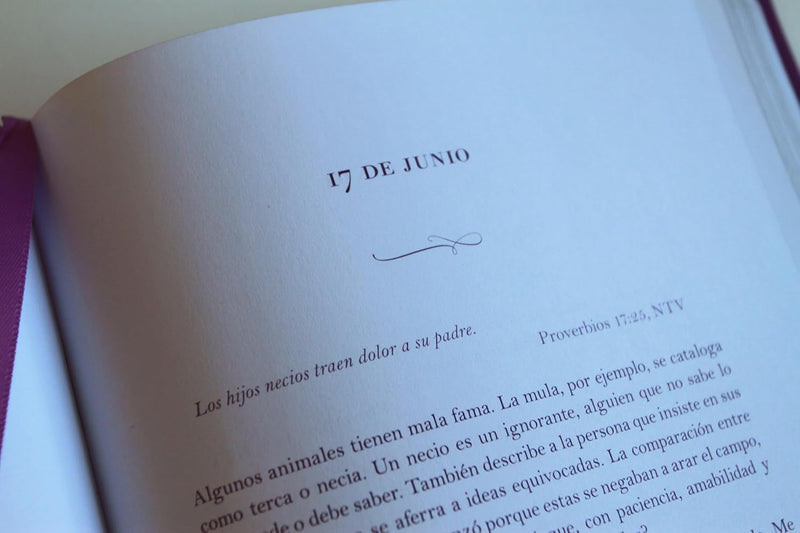 Cargue la imagen en el visor de la galería, Un año con Dios: 365 devocionales para la mujer
