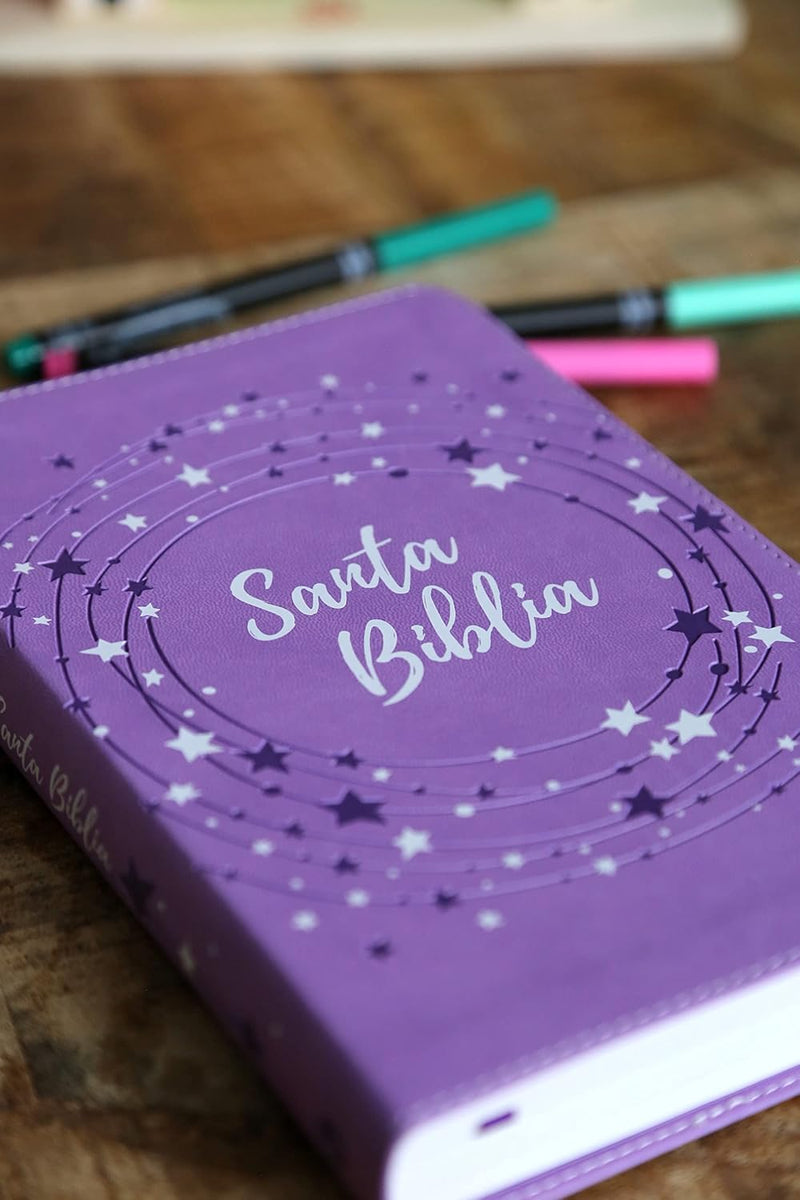 Cargue la imagen en el visor de la galería, Biblia para niños NVI, Revisión 2022, imitación piel lavanda estrellas
