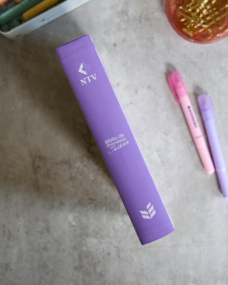 Cargue la imagen en el visor de la galería, Biblia de Promesas NTV, para niñas, Tapa dura lila
