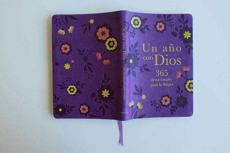 Cargue la imagen en el visor de la galería, Un año con Dios: 365 devocionales para la mujer
