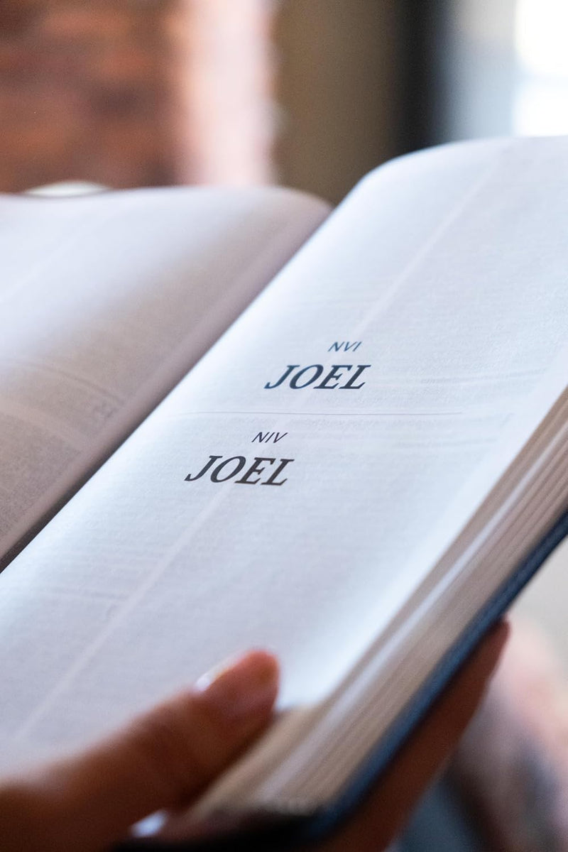 Cargue la imagen en el visor de la galería, Biblia Bilingüe NIV/NVI, imitación piel azul (Bilingual Bible leathersoft navy)
