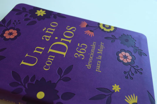 Un año con Dios: 365 devocionales para la mujer