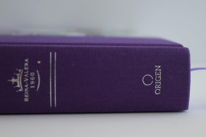 Cargue la imagen en el visor de la galería, Biblia ultrafina RVR 1960, Letra Grande, Tamaño Manual, con índice, Tapa dura/ tela morada con flores
