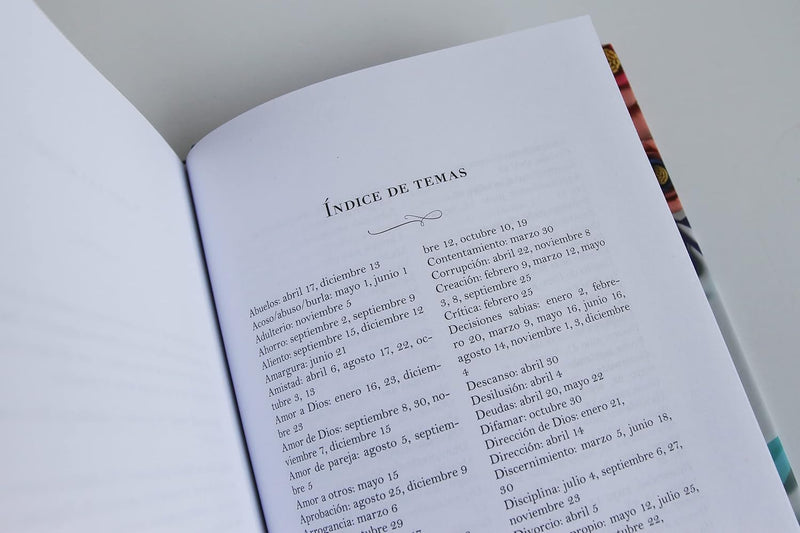 Cargue la imagen en el visor de la galería, Un año con Dios: 365 devocionales para la mujer
