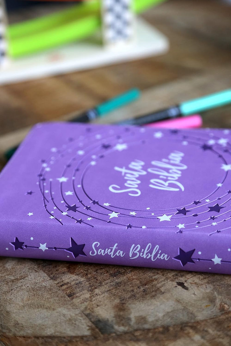 Cargue la imagen en el visor de la galería, Biblia para niños NVI, Revisión 2022, imitación piel lavanda estrellas
