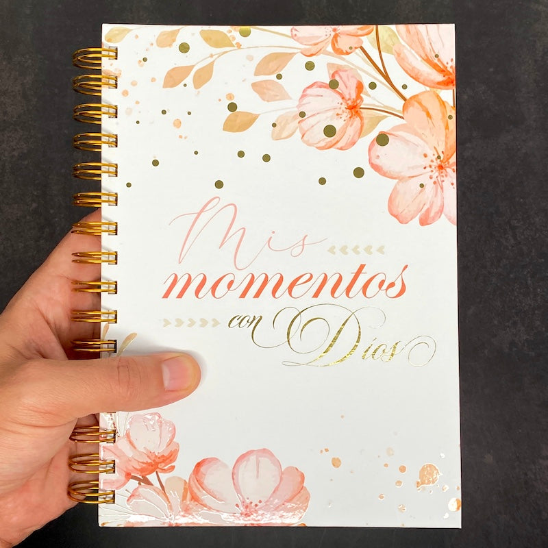 Cargue la imagen en el visor de la galería, Libreta devocional de resortes Mis Momentos con Dios, tapa dura flores
