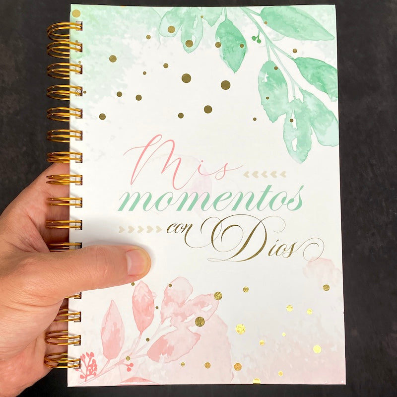 Cargue la imagen en el visor de la galería, Libreta devocional de resortes Mis Momentos con Dios, tapa dura hojas
