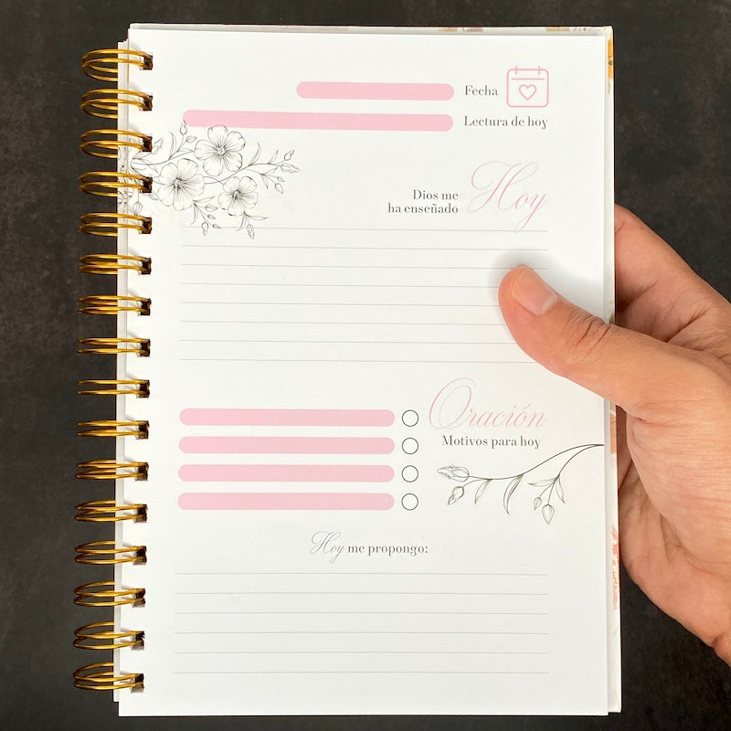 Cargue la imagen en el visor de la galería, Libreta devocional de resortes Mis Momentos con Dios, tapa dura primaveral
