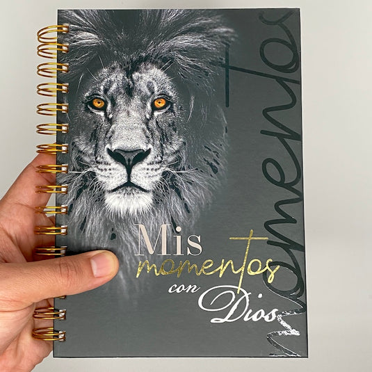 Libreta devocional de resortes Mis Momentos con Dios, tapa dura león
