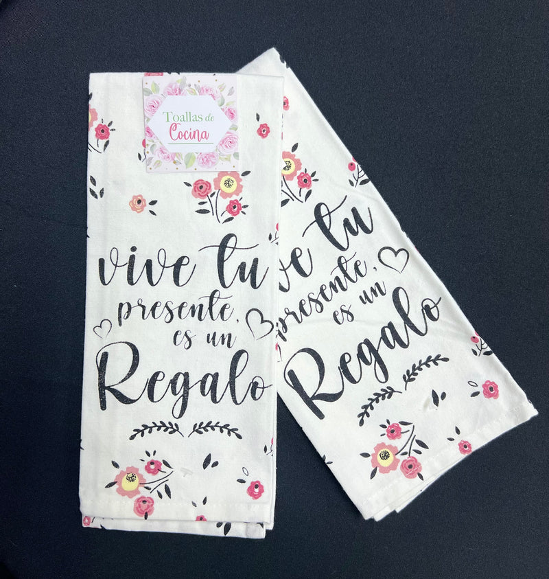 Cargue la imagen en el visor de la galería, Toalla de cocina &quot;Vive tu presente es un regalo&quot;
