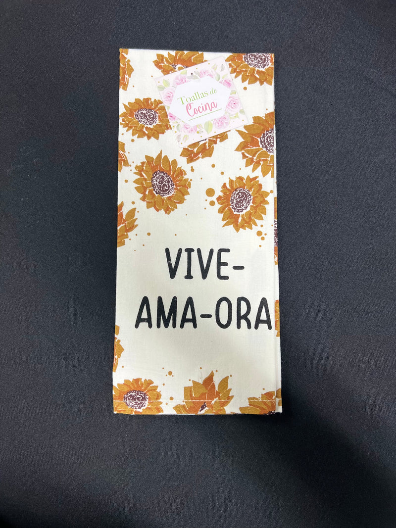 Cargue la imagen en el visor de la galería, Toalla de cocina &quot;Vive-Ama-Ora&quot;
