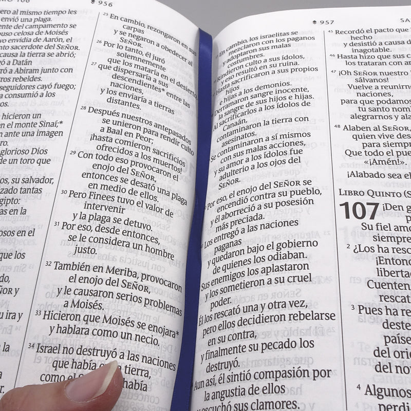 Cargue la imagen en el visor de la galería, Biblia manual NTV, con Filament, Letra Grande, SentiPiel azul oscuro flores
