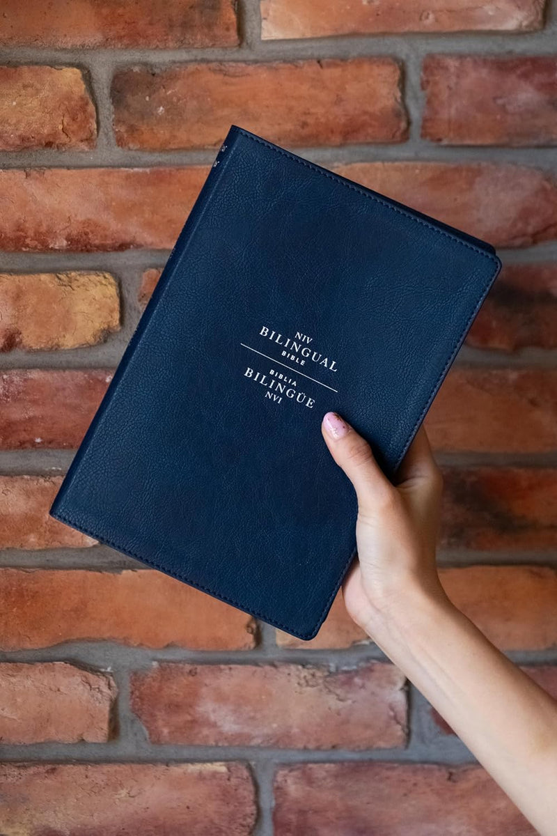 Cargue la imagen en el visor de la galería, Biblia Bilingüe NIV/NVI, imitación piel azul (Bilingual Bible leathersoft navy)
