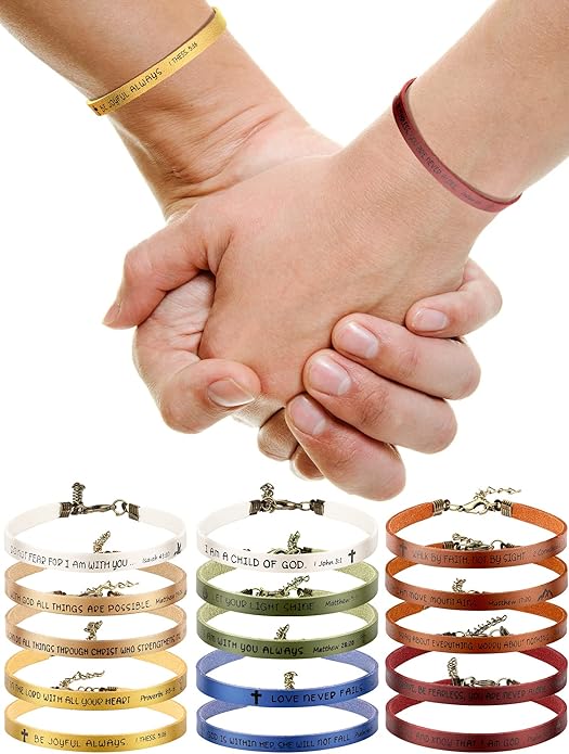 Cargue la imagen en el visor de la galería, Pulsera de imitación cuero con versículo (Color Variado)
