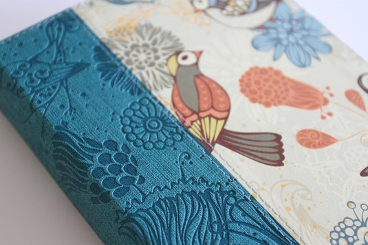 Biblia RVR 1960, Tamaño Manual, Letra Gigante, símil piel azul con pájaros
