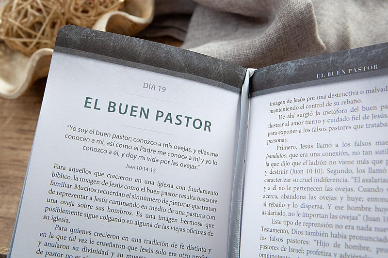 Cargue la imagen en el visor de la galería, The Chosen - Libro Tres: 40 Días Con Jesús (Los Elegidos, 3)
