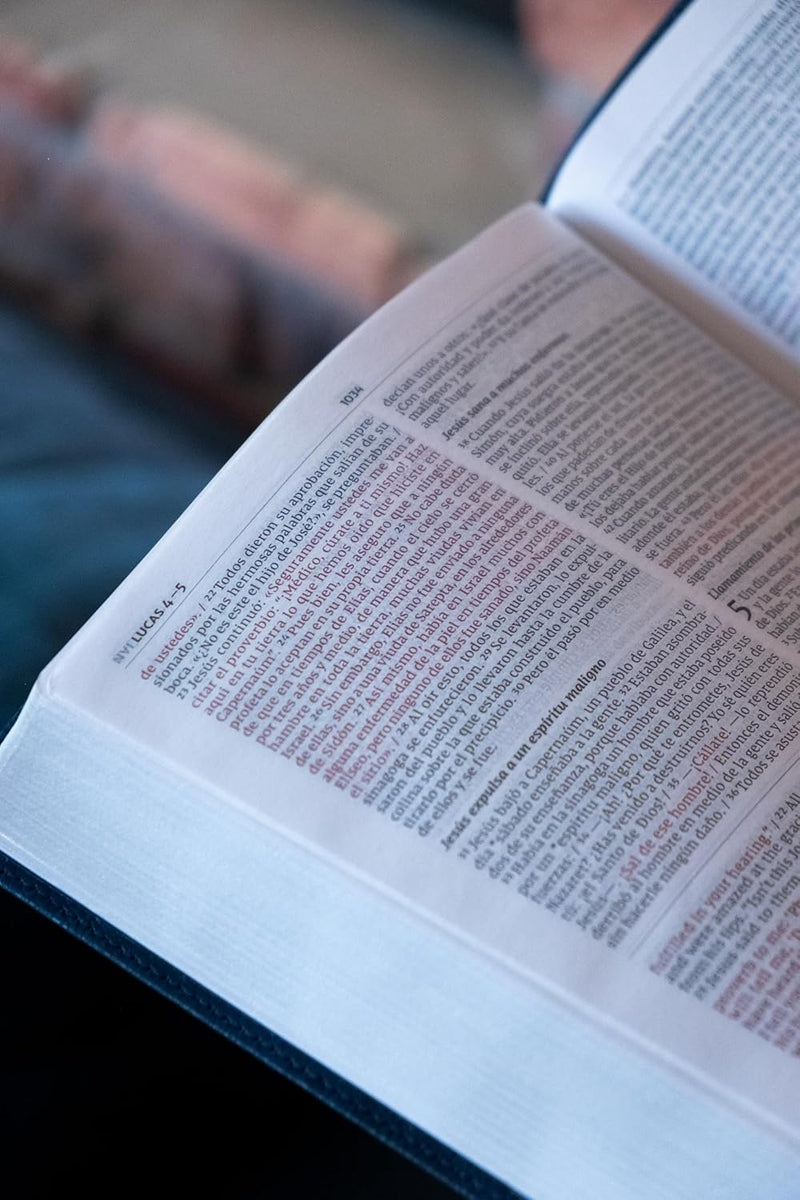 Cargue la imagen en el visor de la galería, Biblia Bilingüe NIV/NVI, imitación piel azul (Bilingual Bible leathersoft navy)
