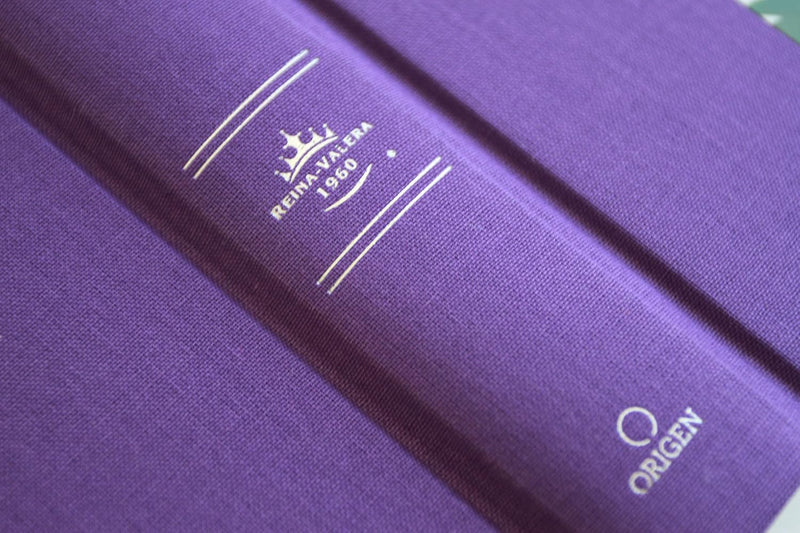 Cargue la imagen en el visor de la galería, Biblia ultrafina RVR 1960, Letra Grande, Tamaño Manual, con índice, Tapa dura/ tela morada con flores
