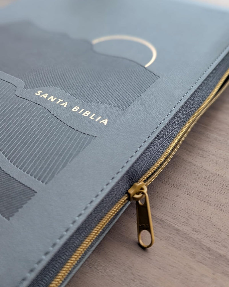 Cargue la imagen en el visor de la galería, Biblia NTV con Filament, Ultrafina, Cierre zíper, Letra Grande, SentiPiel gris

