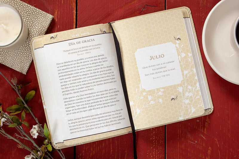 Cargue la imagen en el visor de la galería, Más dulce que la miel: 365 devociones diarias
