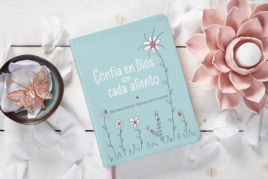 Confía en Dios con cada aliento: 365 devociones diarias para mujeres