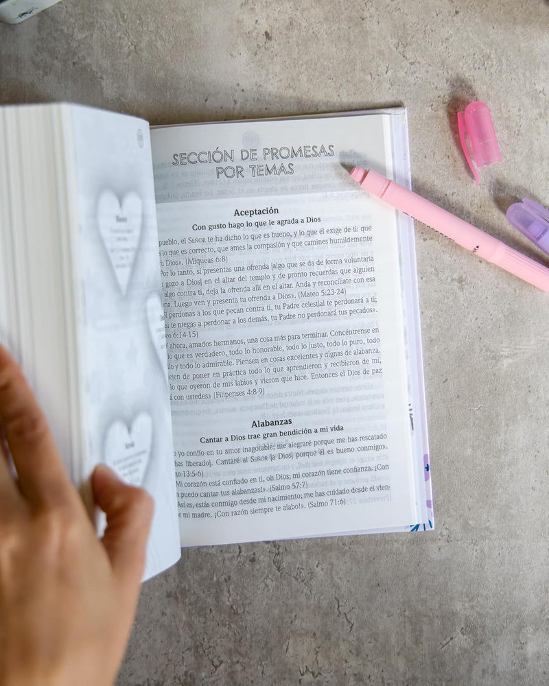 Cargue la imagen en el visor de la galería, Biblia de Promesas NTV, para niñas, Tapa dura lila
