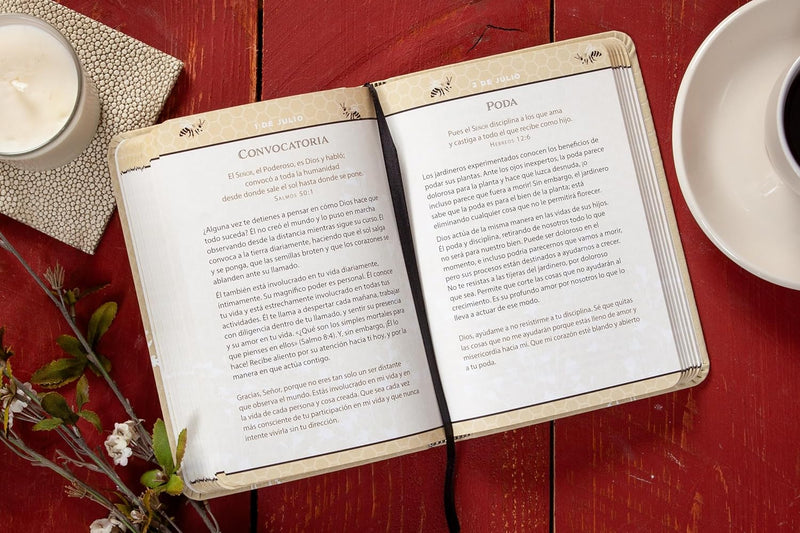 Cargue la imagen en el visor de la galería, Más dulce que la miel: 365 devociones diarias
