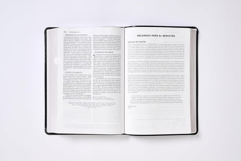 Cargue la imagen en el visor de la galería, Biblia del Ministro NBLA, Letra Gigante, Leathersoft, Negra, Comfort Print
