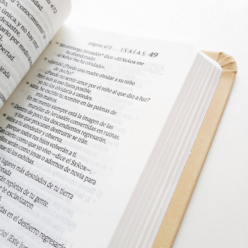 Cargue la imagen en el visor de la galería, Santa Biblia NTV, Edición ágape, SentiPiel,  Flor Beige
