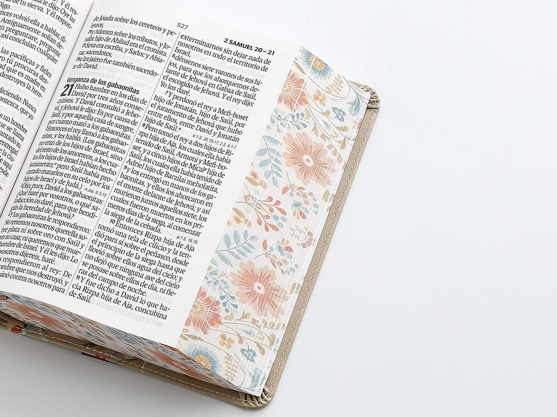 Cargue la imagen en el visor de la galería, Biblia RVR 1960, Tamaño portátil, Letra Grande, imitación piel café con flores
