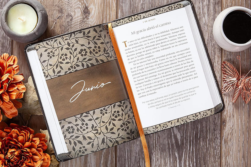 Cargue la imagen en el visor de la galería, Escucho su susurrar: Devocional de 365 días
