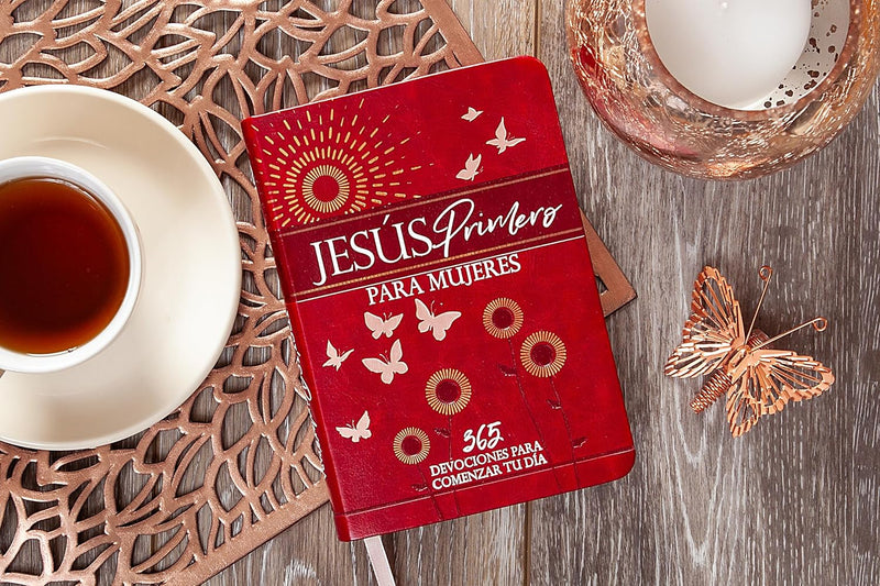 Cargue la imagen en el visor de la galería, Jesús primero para mujeres: 365 devociones para comenzar su dia
