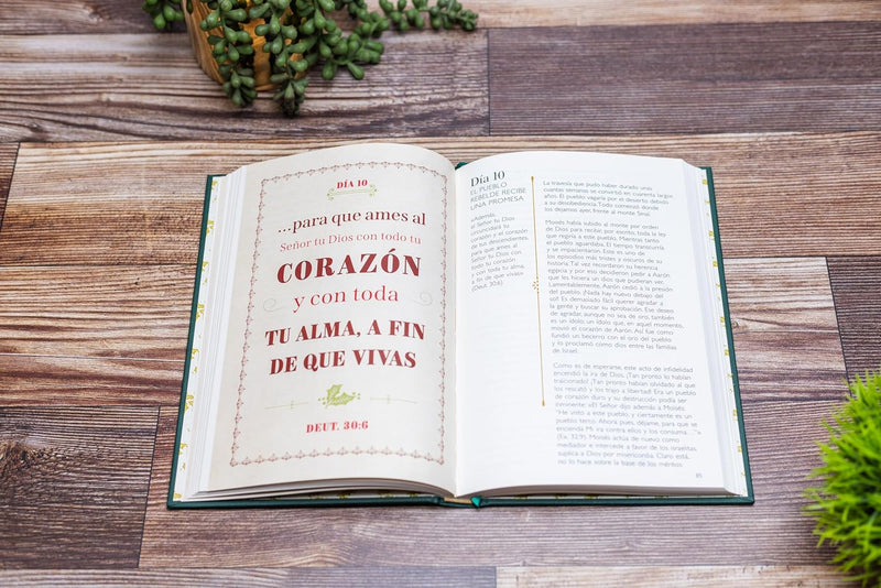 Cargue la imagen en el visor de la galería, Dios con nosotros: devocional de adviento
