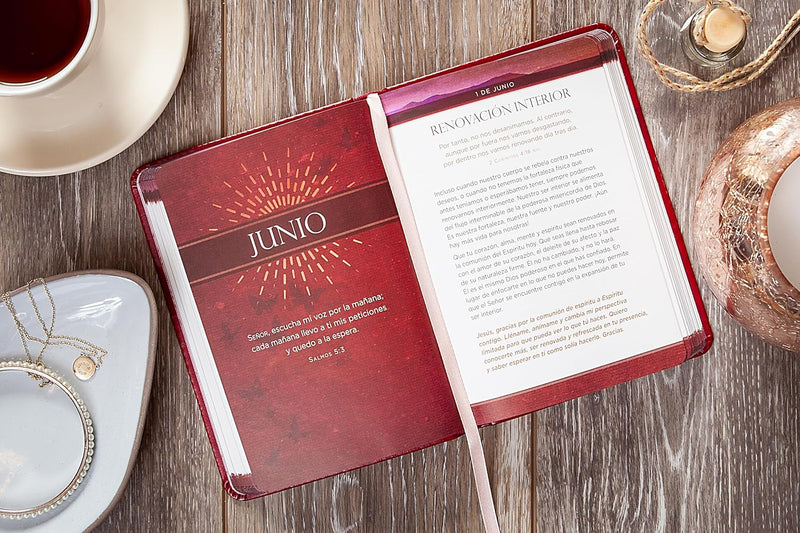 Cargue la imagen en el visor de la galería, Jesús primero para mujeres: 365 devociones para comenzar su dia
