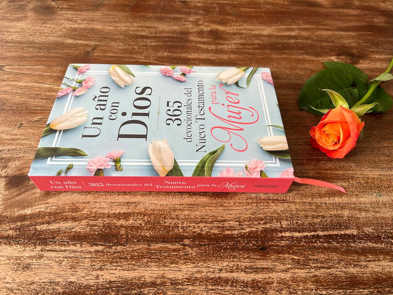 Cargue la imagen en el visor de la galería, Un año con Dios: 365 devocionales del Nuevo Testamento para la Mujer
