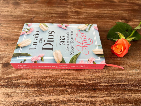 Un año con Dios: 365 devocionales del Nuevo Testamento para la Mujer